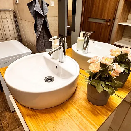 S6 - Promo Next To Gozsdu Garden *